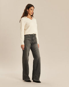Jean en denim gris poussière, coupe droite large, matière en coton, offrant un tombé fluide et un confort adapté à toutes les morphologies féminines.
Porté par le mannequin de face
