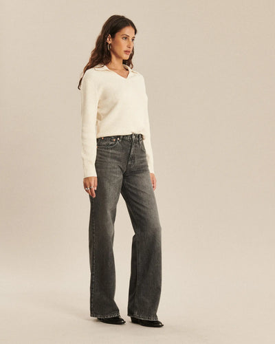Jean en denim gris poussière, coupe droite large, matière en coton, offrant un tombé fluide et un confort adapté à toutes les morphologies féminines.
Porté par le mannequin de face