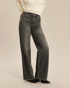 Jean flare pour femme en denim 100 % coton gris foncé, coupe taille moyenne, adapté à toutes morphologies, collection Automne-Hiver 2025.
Porté par le mannequin de face