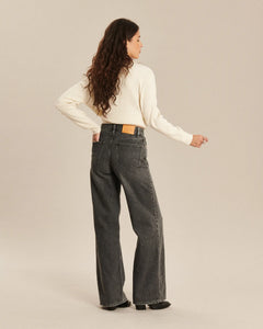 Jean femme en denim gris foncé avec coupe large et droite, matière 100 % coton offrant un tombé fluide et un confort optimal.
Porté par le mannequin de dos