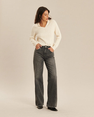 Jean flare gris dusty en denim 100% coton, coupe taille moyenne offrant un ajustement féminin et confortable, idéal pour toutes les morphologies, style automne-hiver.
Porté par le mannequin de face