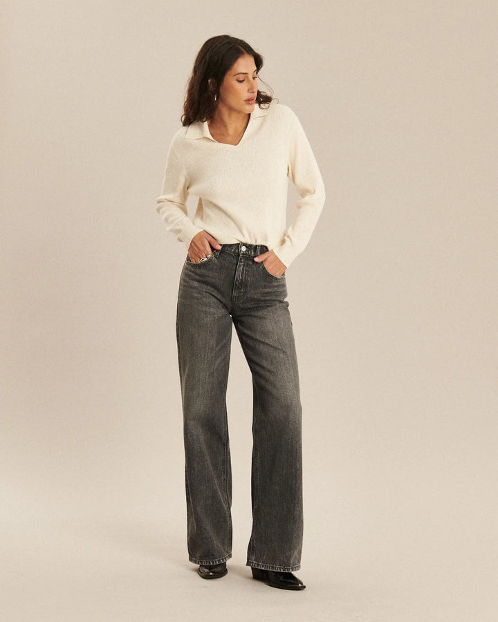 Jean flare gris dusty en denim 100% coton, coupe taille moyenne offrant un ajustement féminin et confortable, idéal pour toutes les morphologies, style automne-hiver.