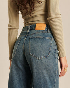 Jean large en denim indigo avec tissu 100 % coton, coupe ample et confortable, conçu pour s’adapter à toutes les morphologies féminines.
