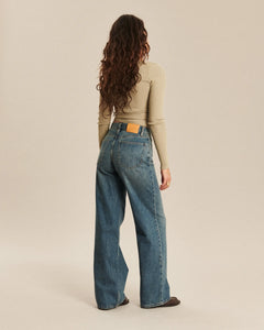 Jean large en denim indigo avec coupe droite, matière 100 % coton offrant un confort optimal et une silhouette adaptée à toutes les morphologies.