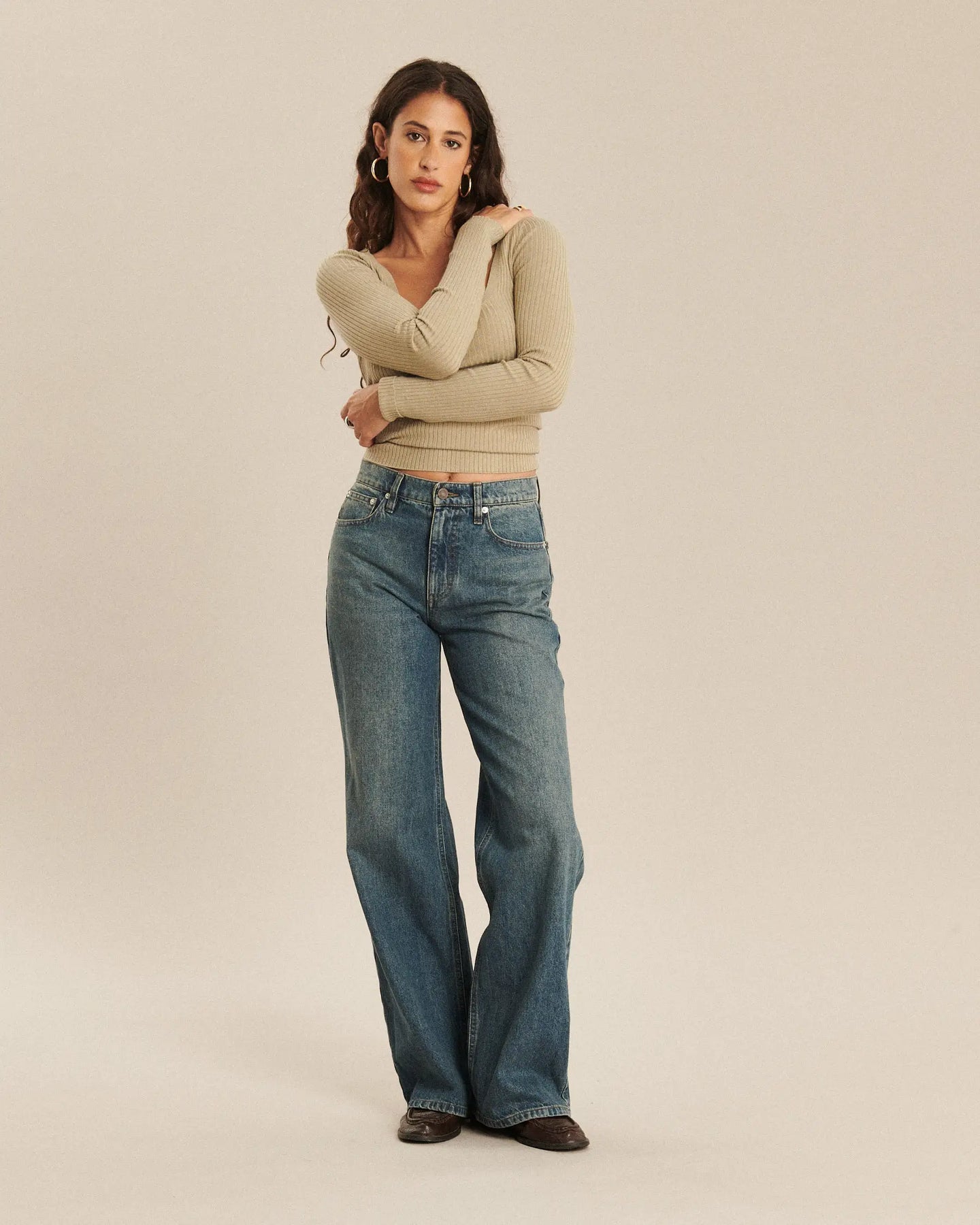 Jean en denim bleu indigo avec une coupe large et droite, 100 % coton, offrant un tombé fluide et un style confortable adapté à toutes les morphologies féminines.