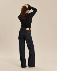 Jean denim brut couleur indigo foncé, coupe large et droite en jean 100 % coton, offrant un effet élégant et confortable pour femme.