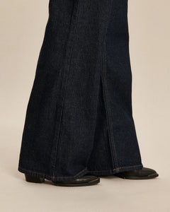 Jean large en denim bleu foncé 100% coton avec une coupe flare et une fente sur le côté, idéal pour femme recherchant confort et élégance.