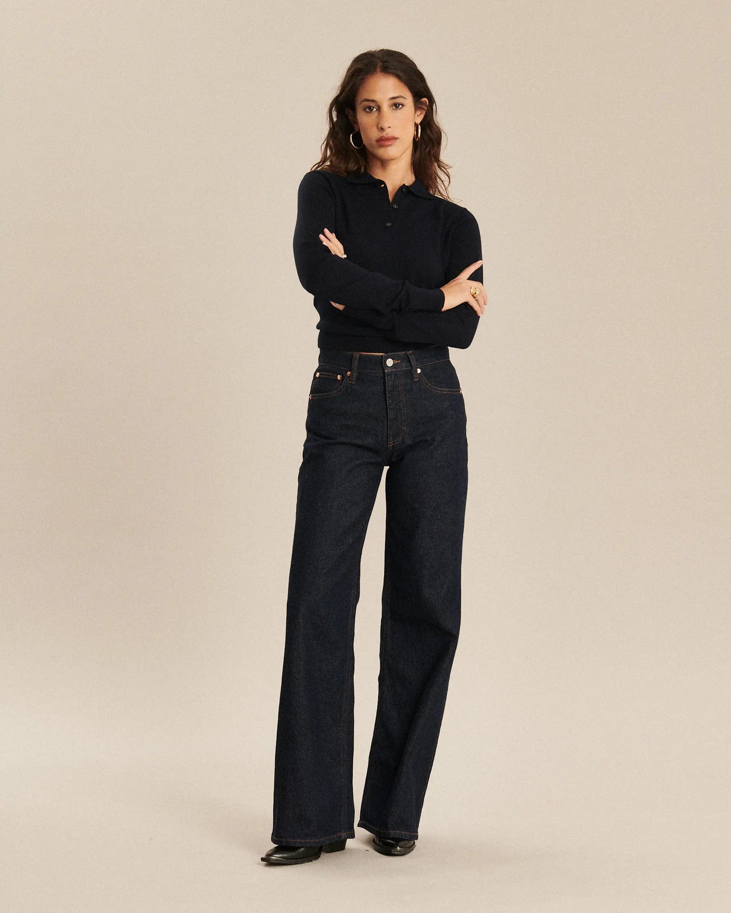 Jean large en denim brut foncé 100 % coton avec une coupe droite et un tombé fluide, conçu pour s’adapter parfaitement à toutes les morphologies féminines.