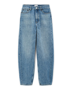 Jean femme en denim 100 % coton bleu clair avec coupe droite légèrement ample offrant un confort idéal pour toutes les morphologies.