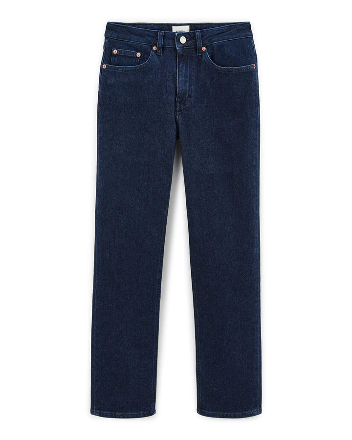 Jean droit en denim brut bleu foncé, coupe ajustée avec 100 % coton, idéal pour femme, offrant un style sobre et une tenue confortable.
