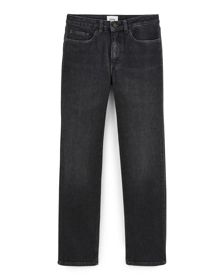 Jean droit pour femme en denim gris foncé avec une coupe classique et une matière en coton dense, adapté à toutes les morphologies.
