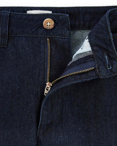 Jean femme en denim brut foncé 100 % coton avec coupe droite et fermeture zippée, offrant un ajustement confortable et élégant pour toutes les morphologies.
