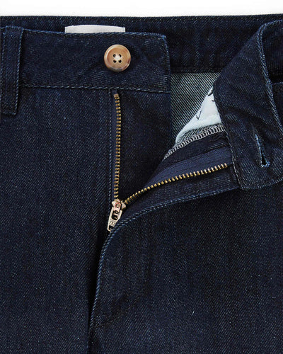 Jean femme en denim brut foncé 100 % coton avec coupe droite et fermeture zippée, offrant un ajustement confortable et élégant pour toutes les morphologies.