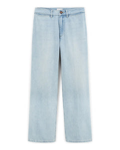 Jean femme en denim léger bleu clair, coupe droite et taille mi-haute, confection 100 % coton pour un confort naturel et un style décontracté.
