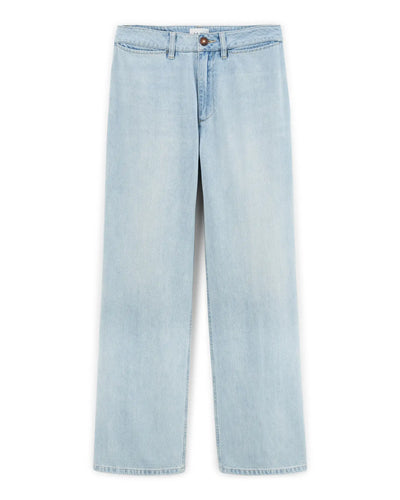 Jean femme en denim léger bleu clair, coupe droite et taille mi-haute, confection 100 % coton pour un confort naturel et un style décontracté.