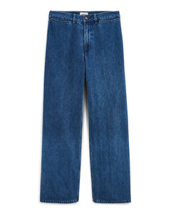 Jean en denim bleu moyen avec coupe droite, matière 100% coton, offrant un confort et une adaptabilité idéale pour toutes les morphologies féminines.