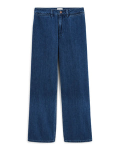 Jean femme en denim bleu moyen, coupe droite large, en coton de qualité, offrant un confort optimal et adapté à toutes les morphologies.