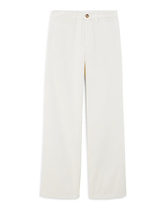 Jean en denim blanc 100% coton avec une coupe large et droite, conçu pour s'adapter confortablement à toutes les morphologies féminines.