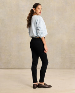 Jean slim noir en denim, coupe ajustée et matière stretch, conçu pour valoriser toutes les morphologies féminines avec un confort optimal.
porté par le mannequin de dos
