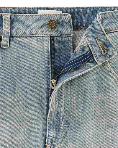 Jean femme en denim 100 % coton de couleur bleu délavé avec fermeture éclair, coupe ajustée et taille haute adaptée à toutes les morphologies.