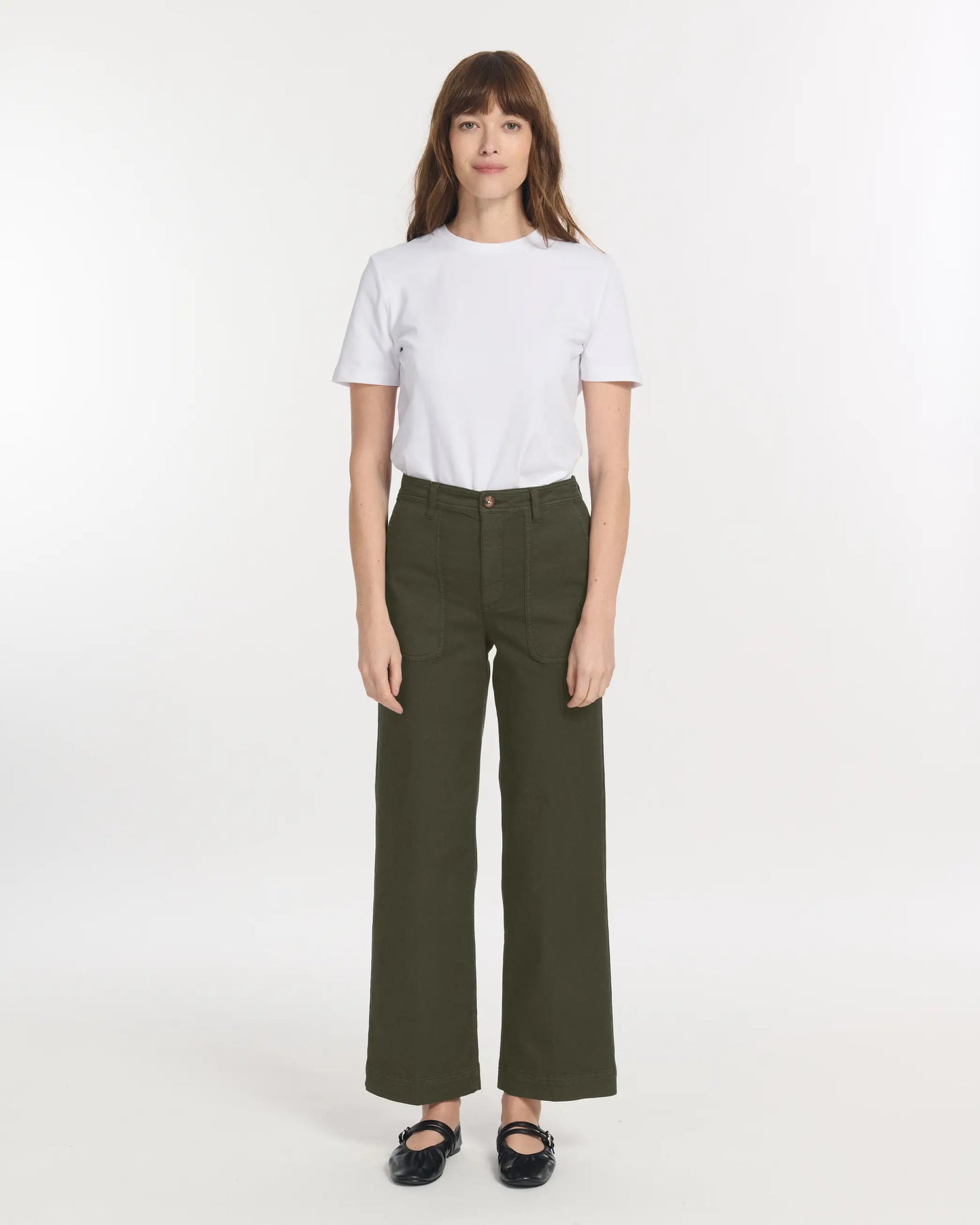 Pantalon kaki en coton stretch avec coupe droite et large, offrant un ajustement confortable et adaptable à toutes les morphologies féminines.