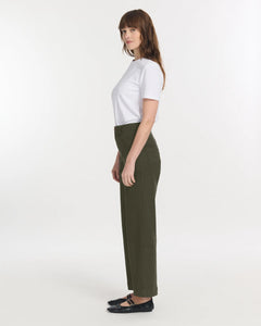 Pantalon femme en coton stretch kaki, coupe droite adaptée à toutes les morphologies pour un style utility confortable et élégant.