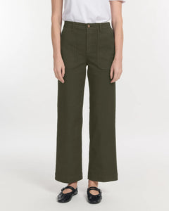 Pantalon kaki en toile stretch coton avec coupe large et droite, conçue pour épouser toutes les morphologies féminines avec confort et style.
