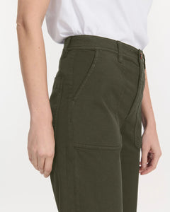 Pantalon femme en toile khaki stretch, coupe droite avec poches utilitaires, matière confortable et ajustée qui s’adapte à toutes les morphologies.