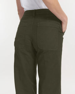Pantalon femme kaki en coton stretch, coupe utility droite avec poches plaquées arrière, matière souple et confortable adaptée à toutes les morphologies.