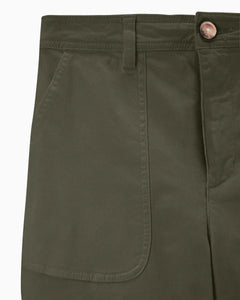 Pantalon femme en coton kaki, matière stretch confortable, coupe utility droite avec poches avant arrondies et taille ajustée pour un fit adapté à toutes les morphologies.