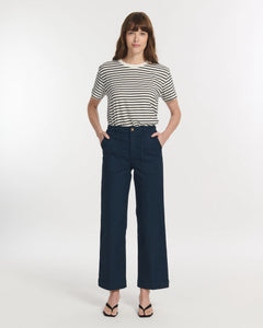 Pantalon marine en coton stretch avec coupe droite et ajustée, conçu pour s’adapter à toutes les morphologies féminines avec un style casual et confortable.