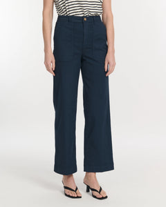 Pantalon en coton marine avec coupe droite et taille haute, matière stretch confortable qui s’adapte à toutes les morphologies pour un style décontracté et élégant.