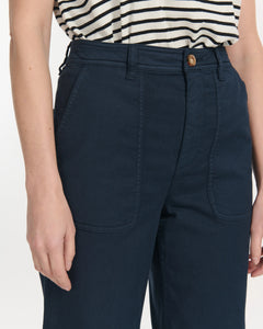 Pantalon en coton marine avec coupe droite et poches plaquées, conçu pour s’adapter à toutes les morphologies féminines avec un tissu stretch confortable.
