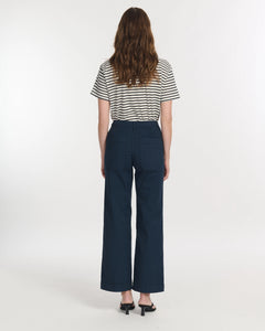 Jean marine en coton avec coupe droite et jambes larges, tissu stretch confortable qui s'adapte à toutes les morphologies féminines.
