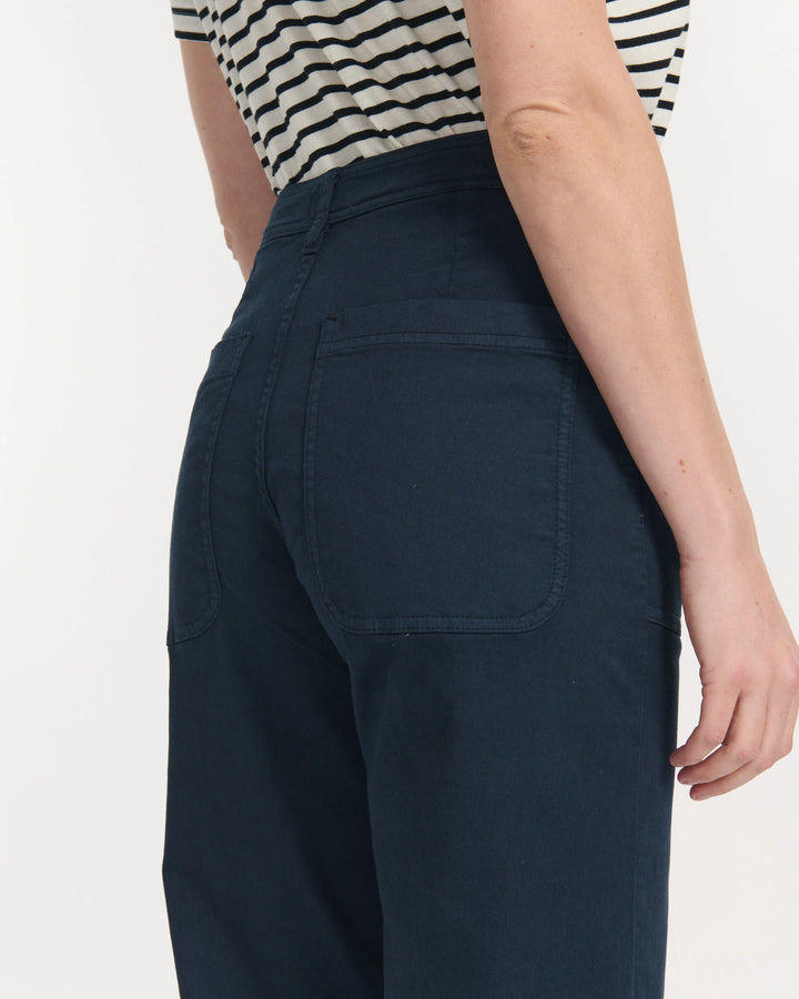 Pantalon en coton marine à coupe droite et taille haute, avec poches plaquées arrière, offrant un ajustement confortable et une silhouette élégante pour femme.