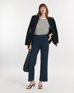 Jean femme en denim marine légèrement stretch avec coupe droite et taille haute, tissu confortable et adapté à toutes les morphologies.
