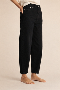 Jean ballon en denim noir, coupe ample avec taille haute, confectionné en coton pour un confort léger et une silhouette décontractée adaptée à toutes les morphologies.
Porté par le mannequin de face