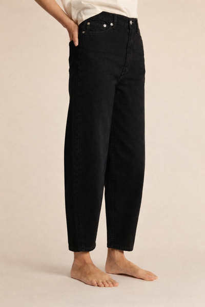 Jean ballon en denim noir, coupe ample avec taille haute, confectionné en coton pour un confort léger et une silhouette décontractée adaptée à toutes les morphologies.
Porté par le mannequin de face