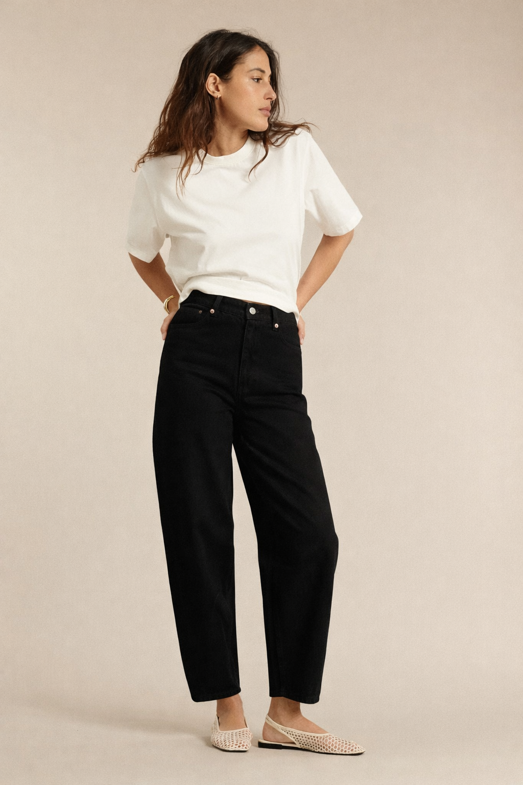 Jean femme en denim noir 100 % coton avec coupe ballon ample et taille haute, offrant un fit confortable et élégant adaptable à toutes les morphologies.