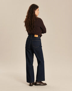 Jean droit en denim brut bleu foncé, coupe large et confortable, confectionné en coton 100% pour femme, adapté à toutes les morphologies.