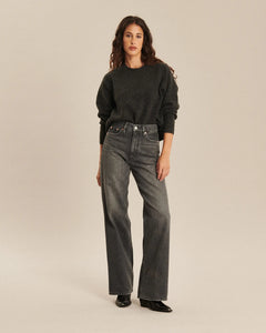 Jean droit femme en denim gris délavé, coupe large et longueur longue, en matière 100% coton offrant une tenue confortable et facile à porter.
porté par le mannequin de face