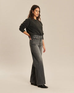 Jean droit en denim gris poussière avec une coupe longue et fluide, matière 100% coton, conçu pour s’adapter à toutes les morphologies féminines.
porté par le mannequin de face