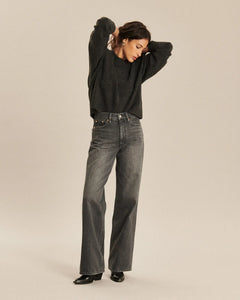 Jean droit en denim gris poussière, coupe longue et fluide, matière 100 % coton, idéal pour toutes les morphologies féminines, style casual et élégant.
porté par le mannequin de face