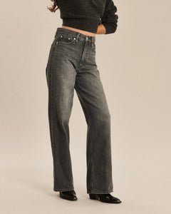 Jean droit en denim gris dusty, coupe longue et fluide, matière 100 % coton adaptée à toutes les morphologies féminines, style casual et confortable.
porté par le mannequin de face