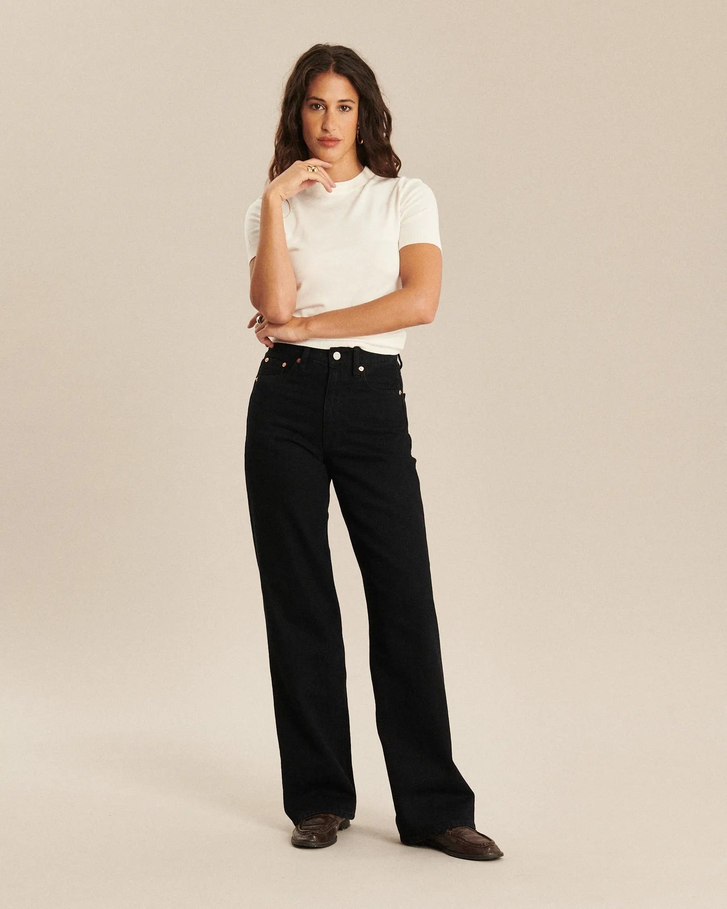 Jean droit en denim noir profond, coupe longue et large, confectionné en coton de qualité, conçu pour s’adapter parfaitement à toutes les morphologies féminines.
porté par le mannequin de face