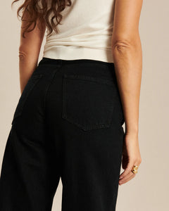 Jean en denim noir, 100 % coton, coupe droite et large, offrant un confort optimal et une silhouette adaptée à toutes les morphologies féminines.
porté par le mannequin de dos