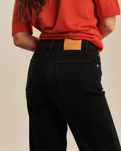 Jean droit noir en denim 100 % coton avec une coupe large et confortable, s'adaptant parfaitement à toutes les morphologies féminines.