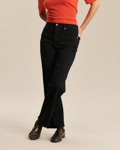 Jean droit pour femme en denim noir, coupe large légèrement évasée, matière en coton de qualité offrant confort et adaptation à toutes les morphologies.