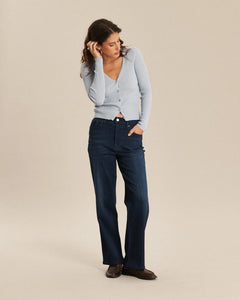 Jean droit en denim bleu foncé, matière 100% coton avec une coupe large confortable qui s’adapte à toutes les morphologies féminines.