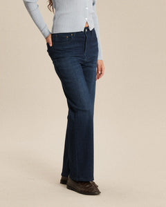 Jean droit en denim bleu foncé 100% coton, coupe ajustée aux hanches et légèrement large aux chevilles, idéal pour femme avec toutes morphologies.